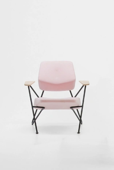 fauteuil confortable rose avec accoudoirs bois