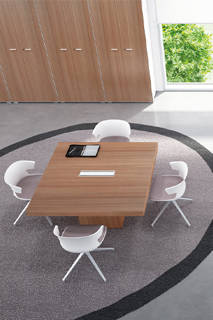 Petite table de réunion en bois