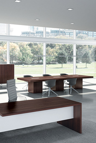 Table de conférence en bois dans un bureau