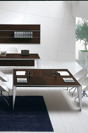 Petite table de réunion carrée