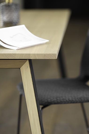 Table de réunion moderne en bois et acier