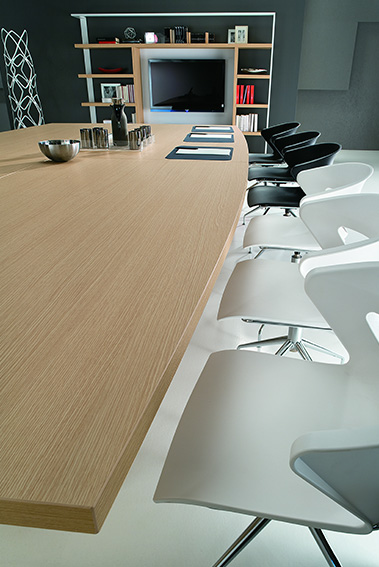Table de réunion avec un plateau en bois
