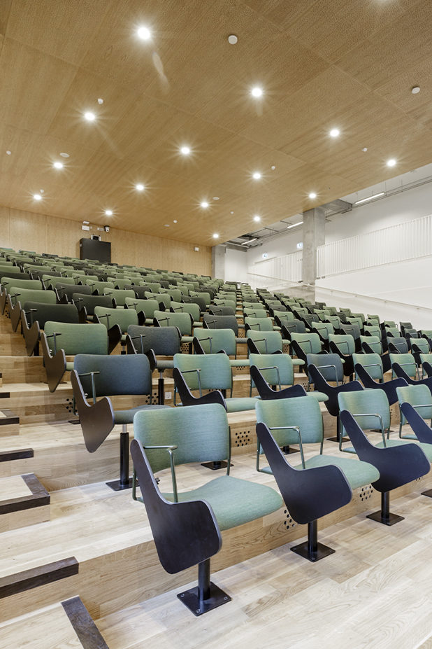 Fauteuil avec tablette écritoire dans un amphithéâtre