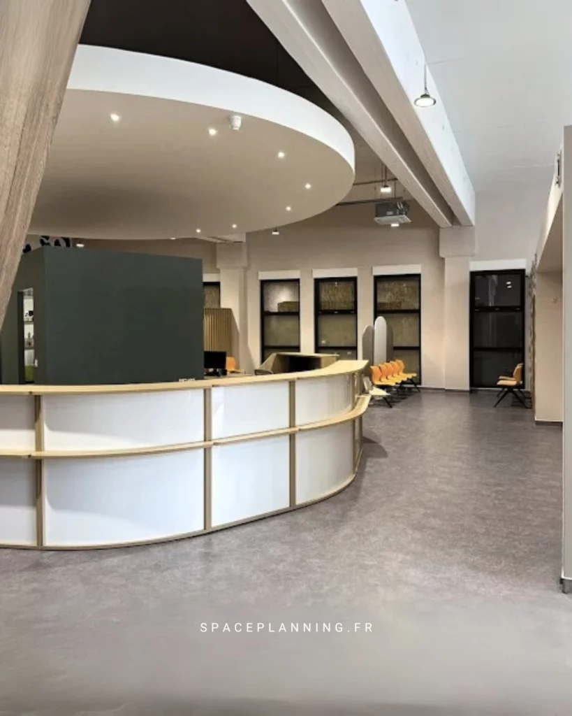 Banque d'accueil blanc et bois sur mesure