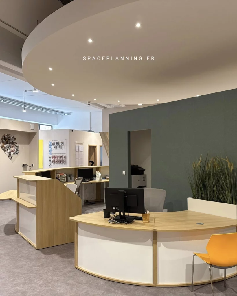 Banque d'accueil vue latérale